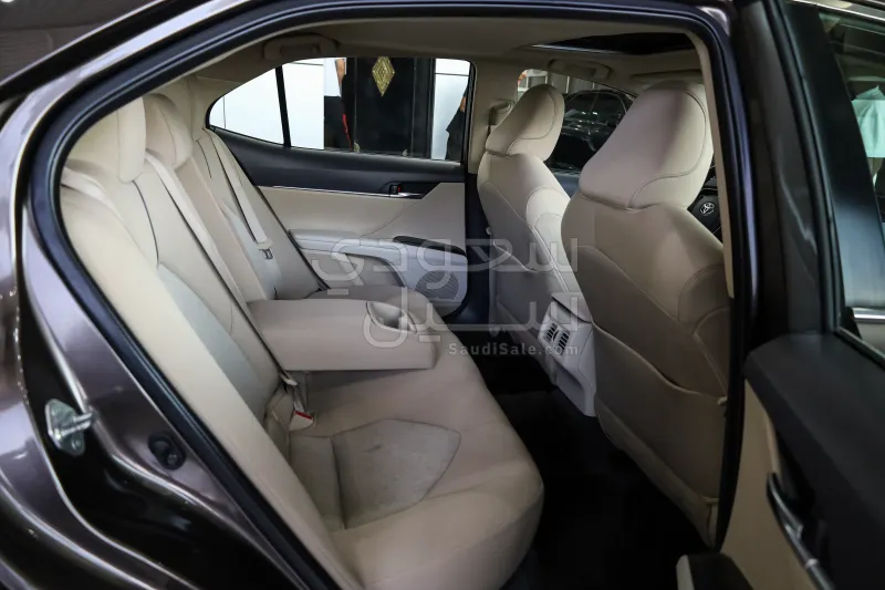 2022 تويوتا كامري جي ال اي