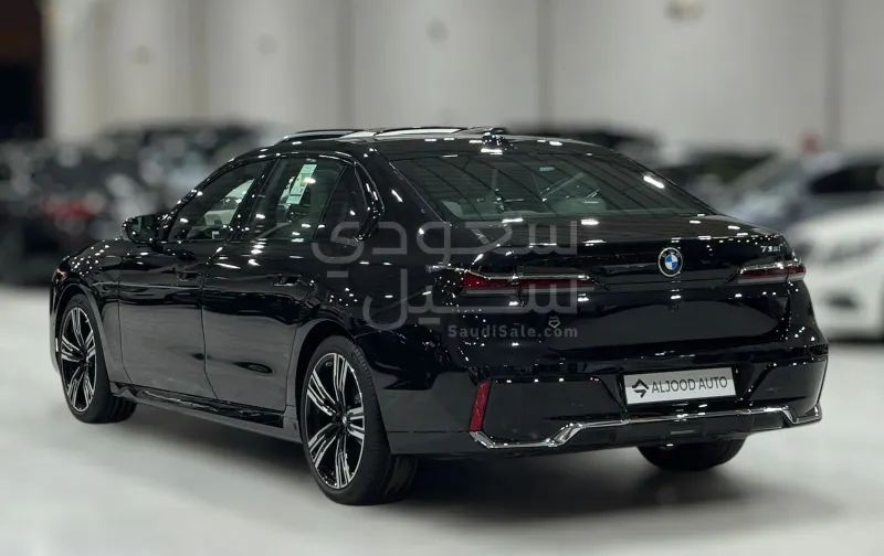 2026 بي ام دبليو الفئة السابعة 735 إل أي إنديفيجوال