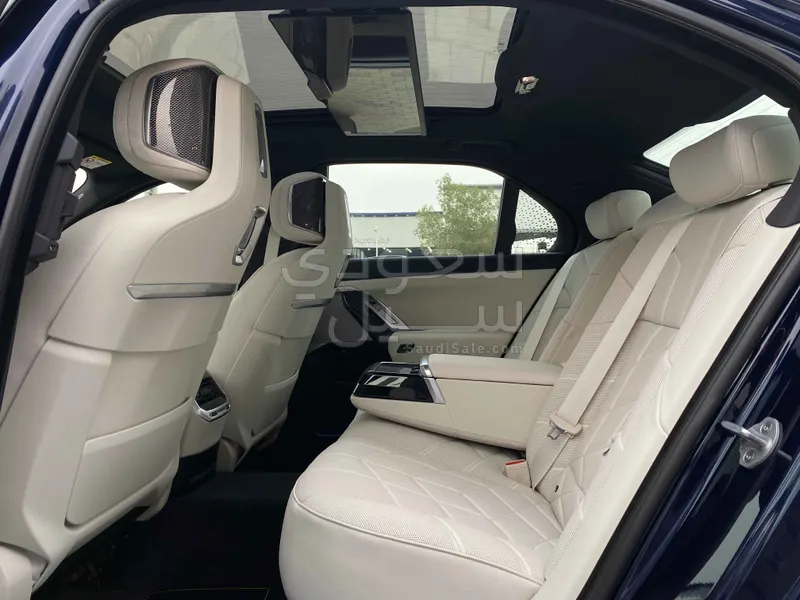 2026 بي ام دبليو الفئة السابعة 735أي