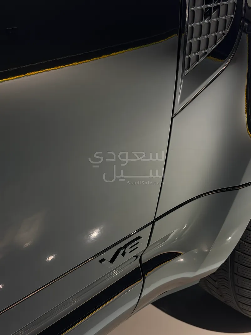 2025 لاند روفر ديفيندر إصدار كارباثيان