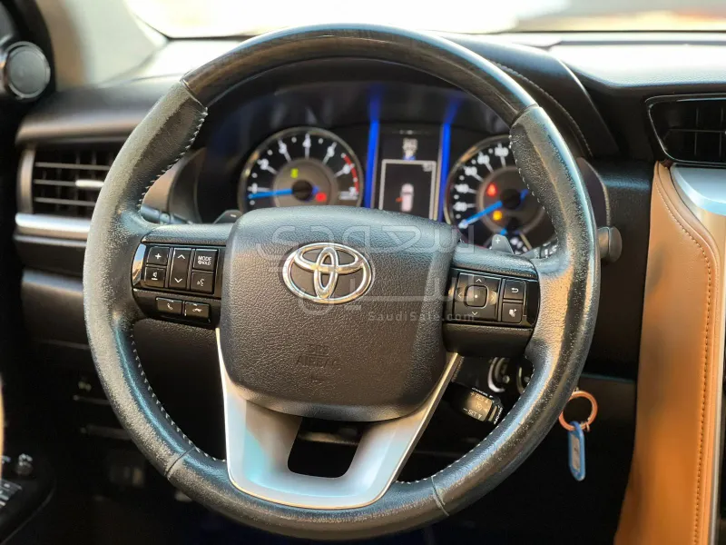 2016 تويوتا فورشنر في اكس