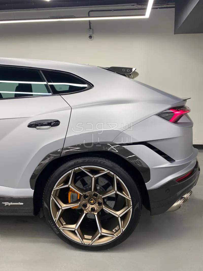 2023 لمبرجيني اوروس بيرفورمانتي