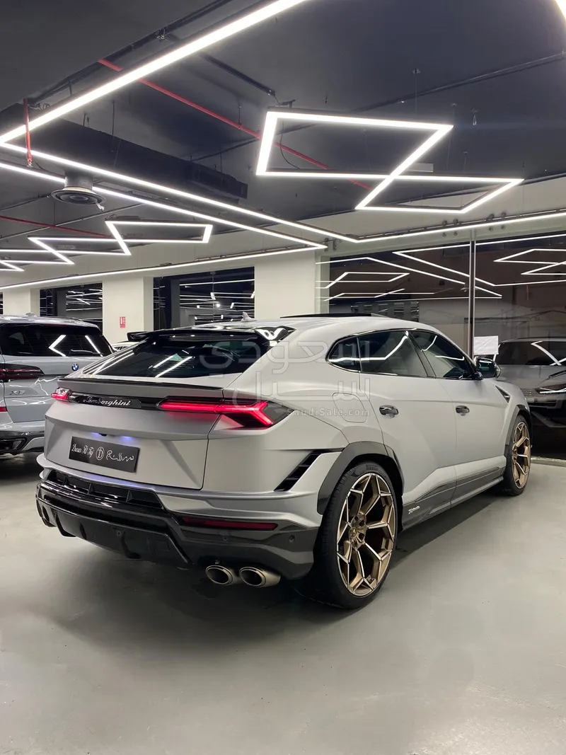 2023 لمبرجيني اوروس بيرفورمانتي