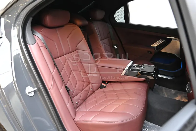 2024 بي ام دبليو الفئة السابعة 735أي