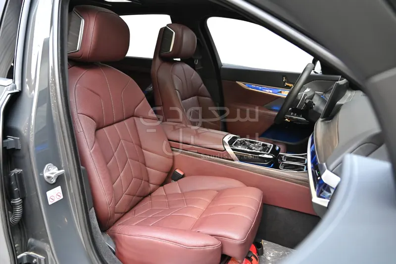 2024 بي ام دبليو الفئة السابعة 735أي