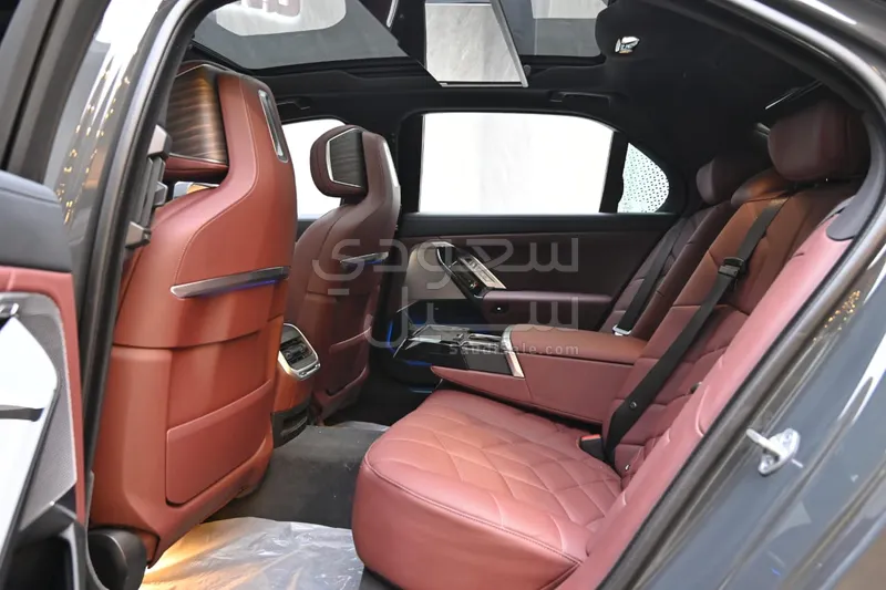 2024 بي ام دبليو الفئة السابعة 735أي