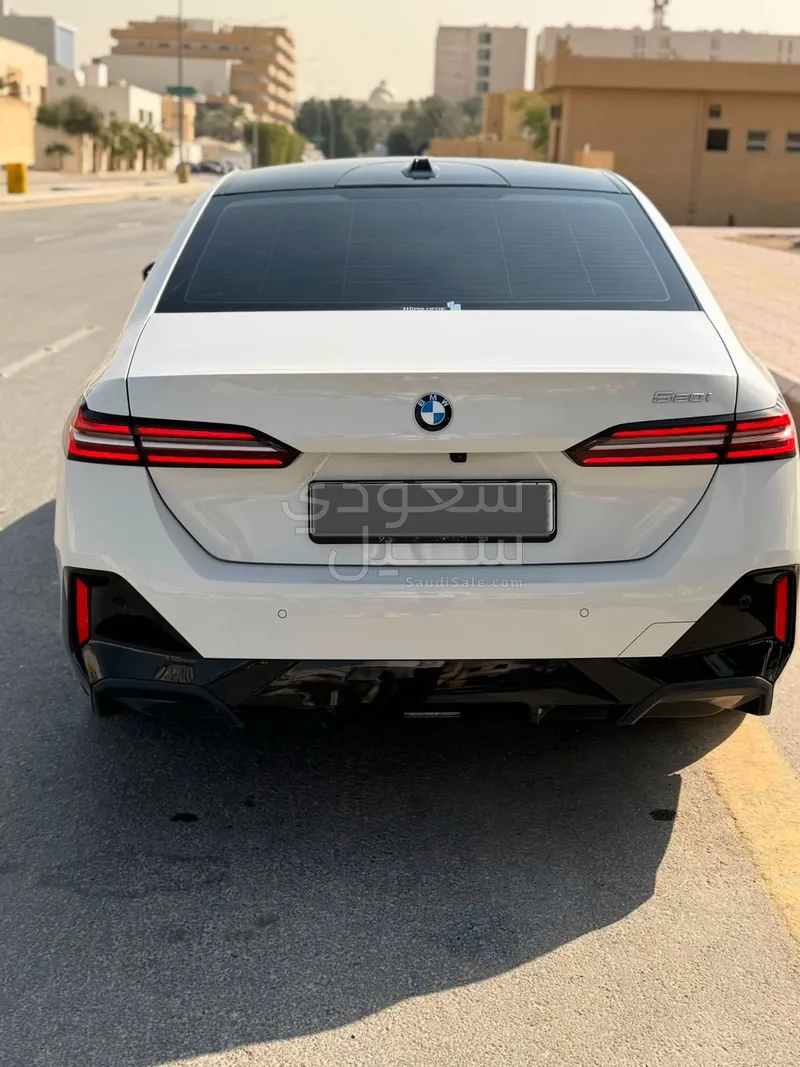 2024 بي ام دبليو الفئة الخامسة 520 أي إم كت