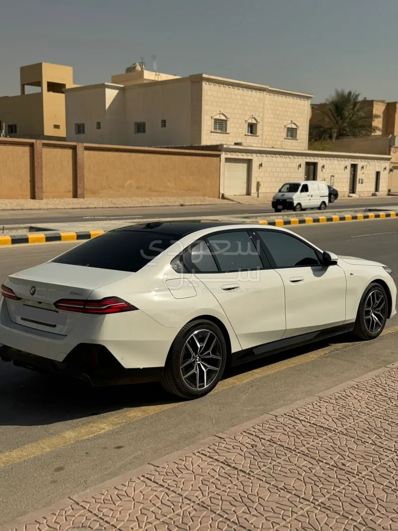 2024 بي ام دبليو الفئة الخامسة 520 أي إم كت