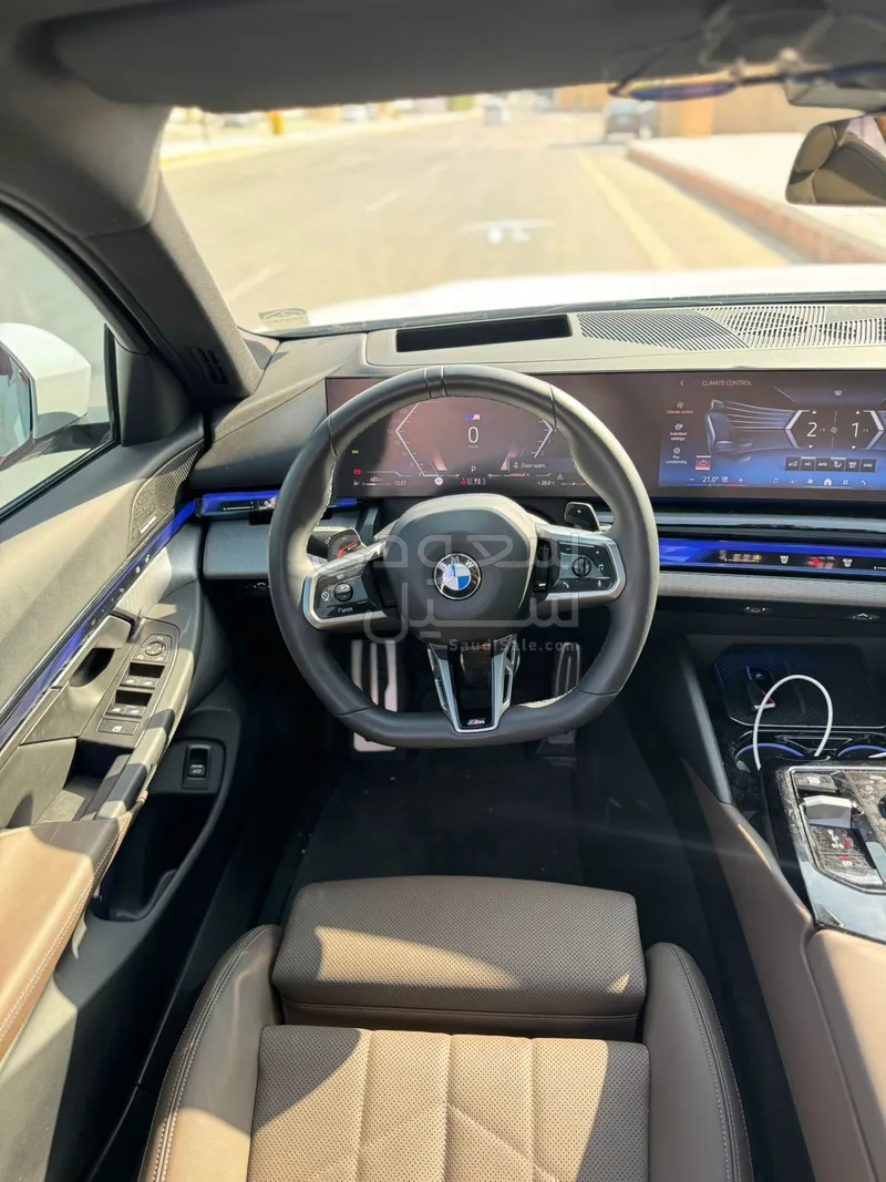 2024 بي ام دبليو الفئة الخامسة 520 أي إم كت