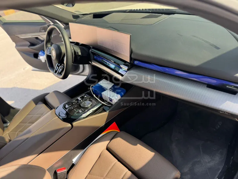 2024 بي ام دبليو الفئة الخامسة 520 أي إم كت