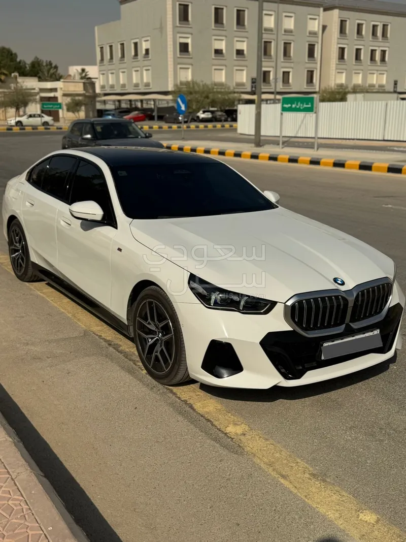 2024 بي ام دبليو الفئة الخامسة 520 أي إم كت