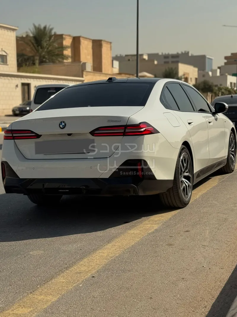 2024 بي ام دبليو الفئة الخامسة 520 أي إم كت