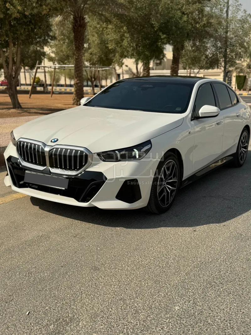 2024 بي ام دبليو الفئة الخامسة 520 أي إم كت