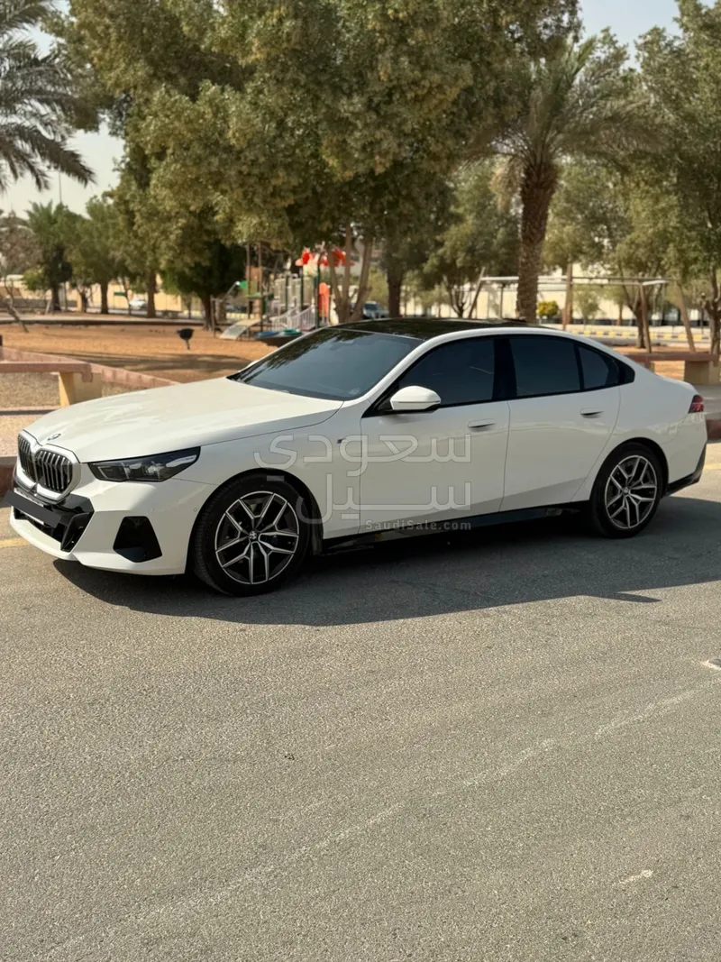 2024 بي ام دبليو الفئة الخامسة 520 أي إم كت