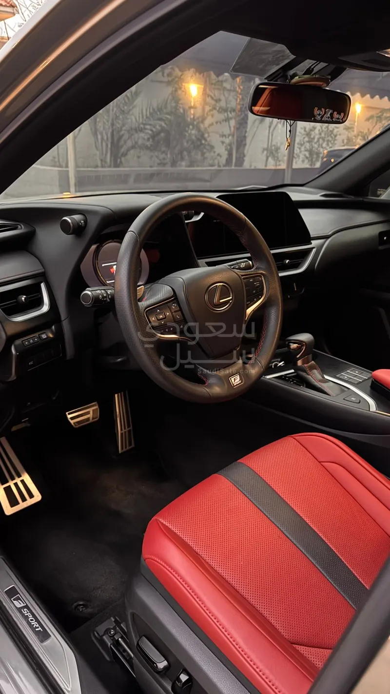 2023 لكزس يو إكس 200