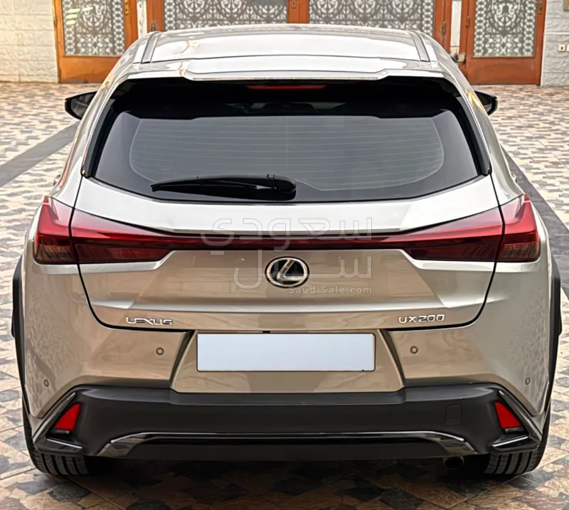 2023 لكزس يو إكس 200
