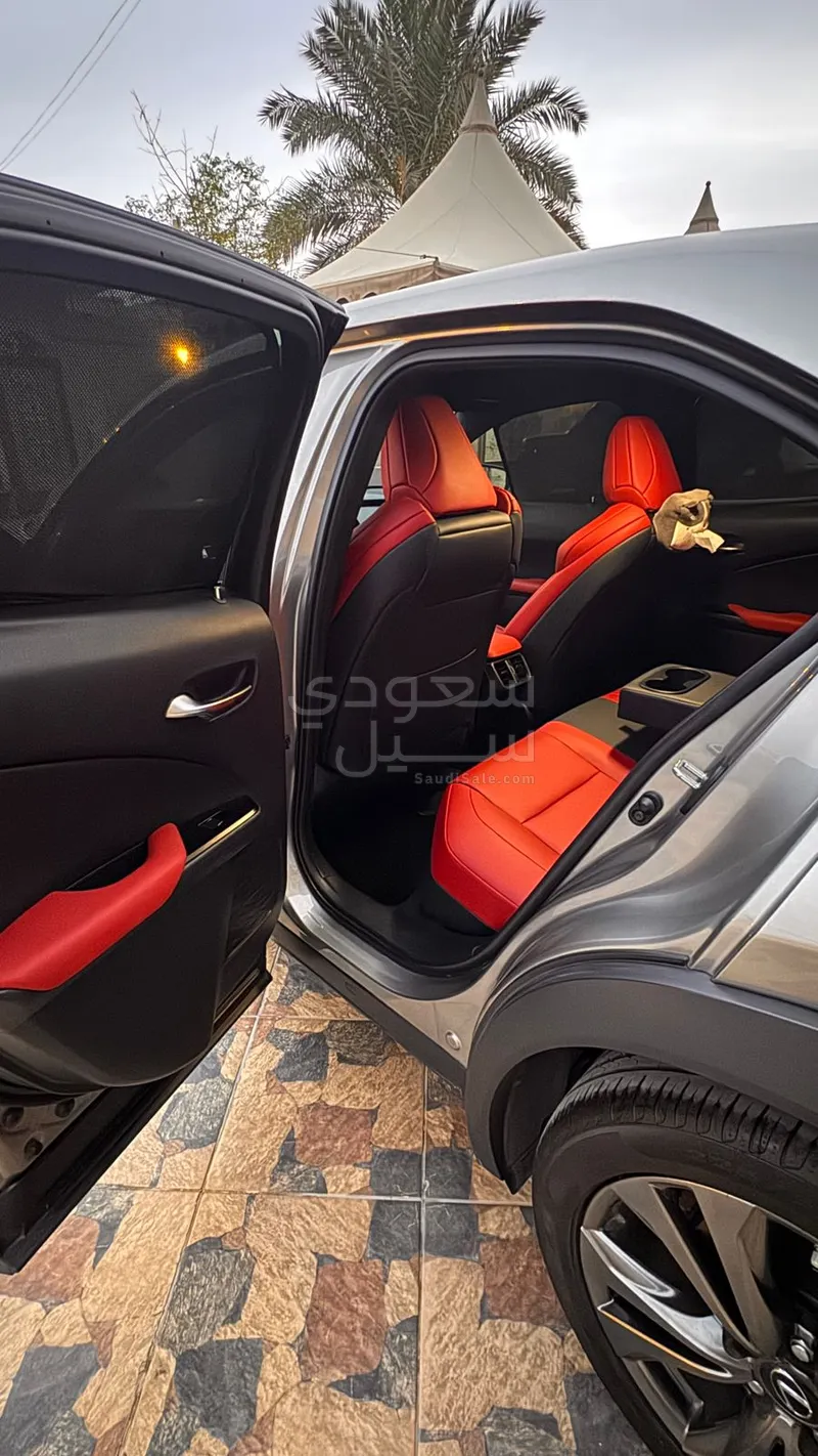 2023 لكزس يو إكس 200