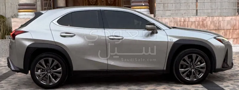 2023 لكزس يو إكس 200