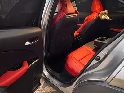 2023 لكزس يو إكس 200