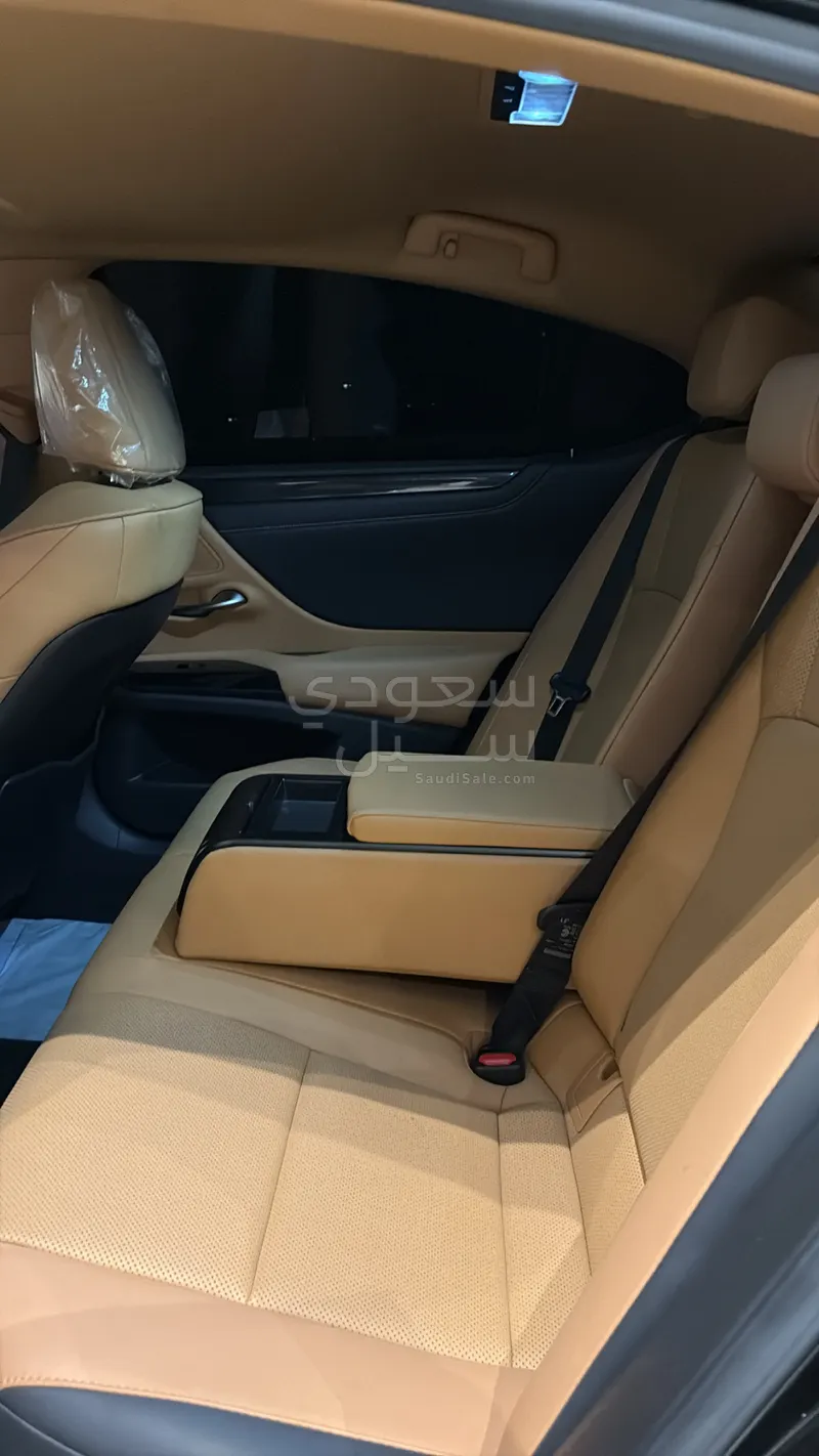 2024 لكزس آي إس 300 سي