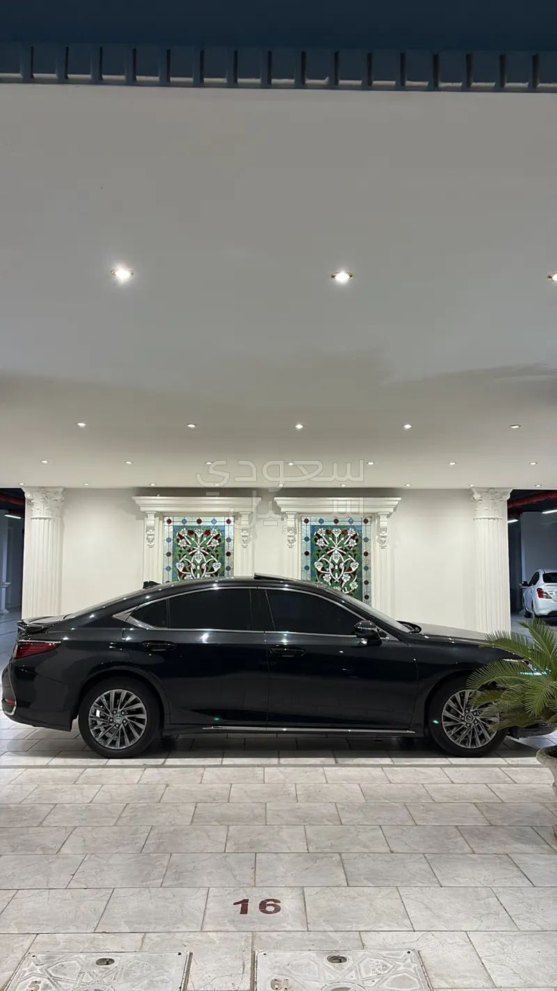 2024 لكزس آي إس 300 سي