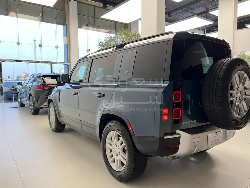 2023 لاند روفر ديفيندر 110