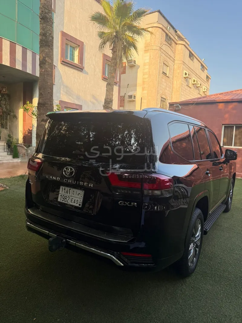 2024 تويوتا لاند كروزر جي اكس ار