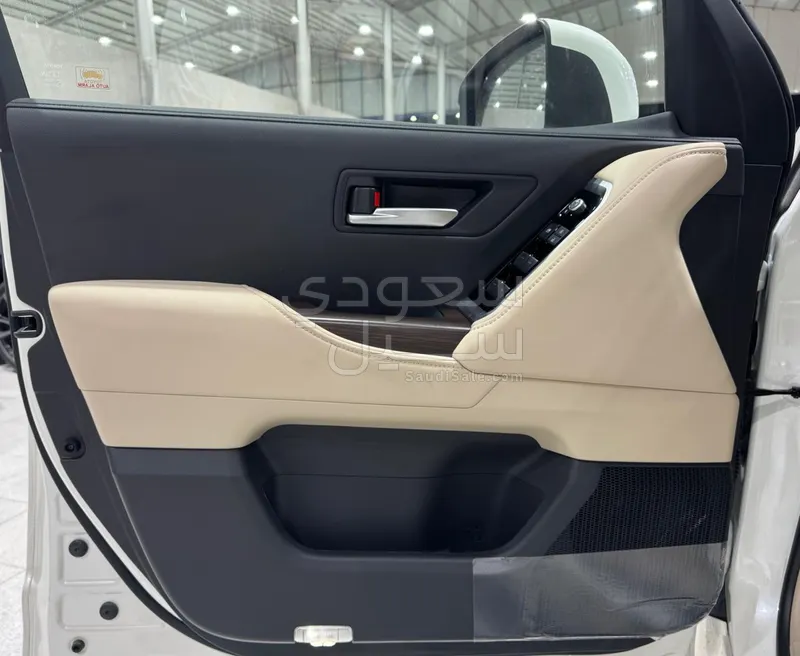 2025 تويوتا لاند كروزر جي اكس ار4