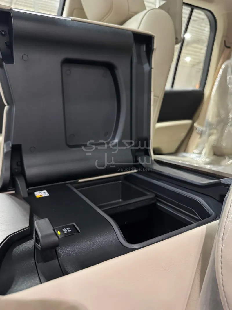 2025 تويوتا لاند كروزر جي اكس ار4