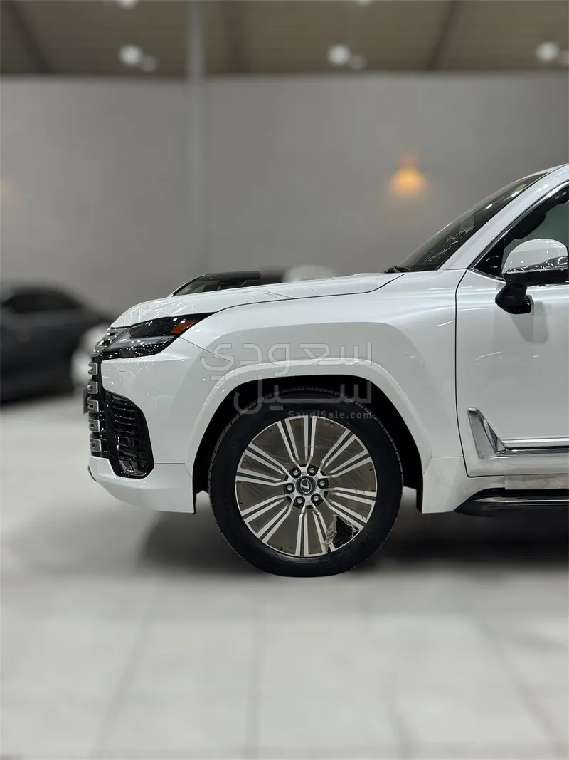 2025 لكزس إل إكس 600