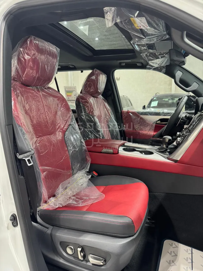 2025 لكزس إل إكس 600 إف