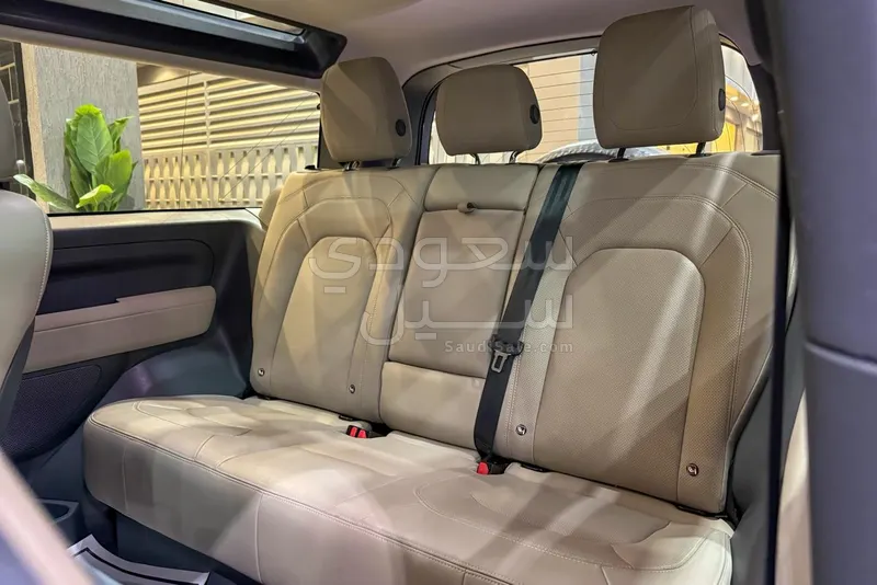 2023 لاند روفر ديفيندر اس اي