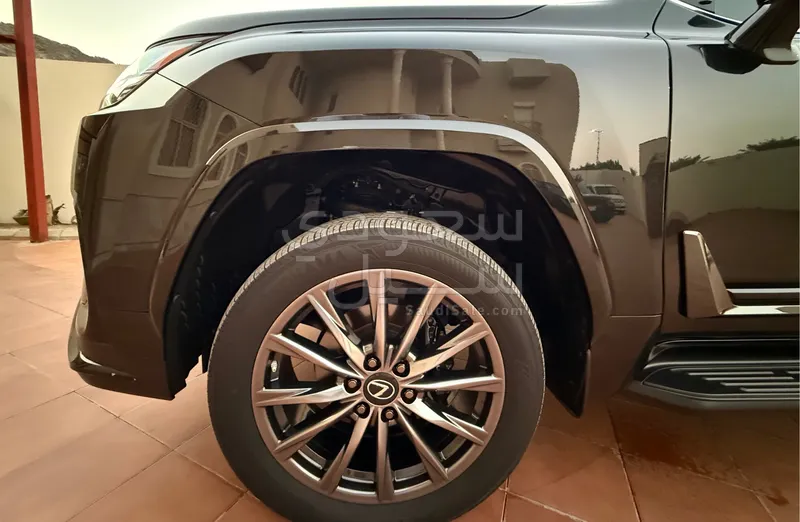 2023 لكزس إل إكس 600 إف