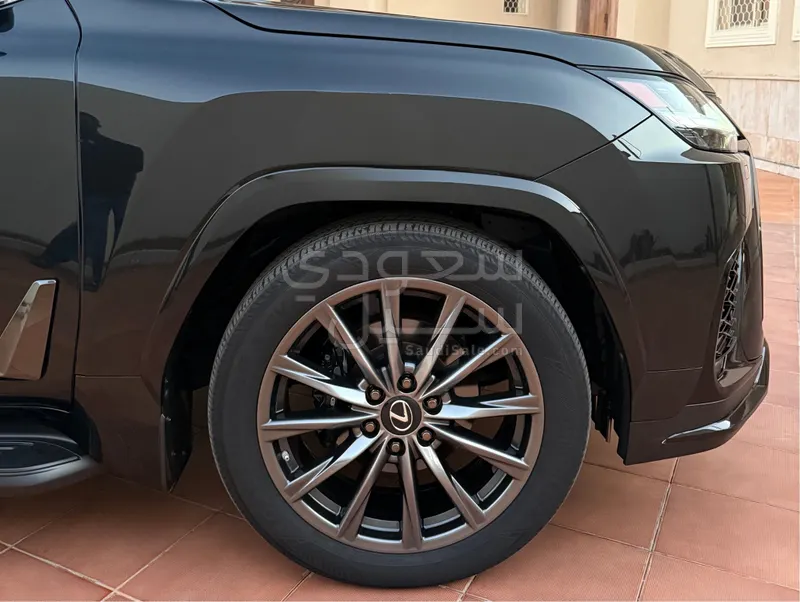 2023 لكزس إل إكس 600 إف