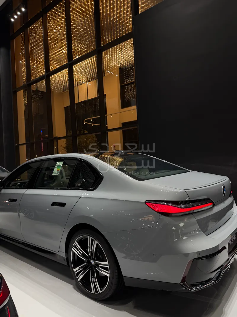 2026 بي ام دبليو الفئة السابعة 735أي