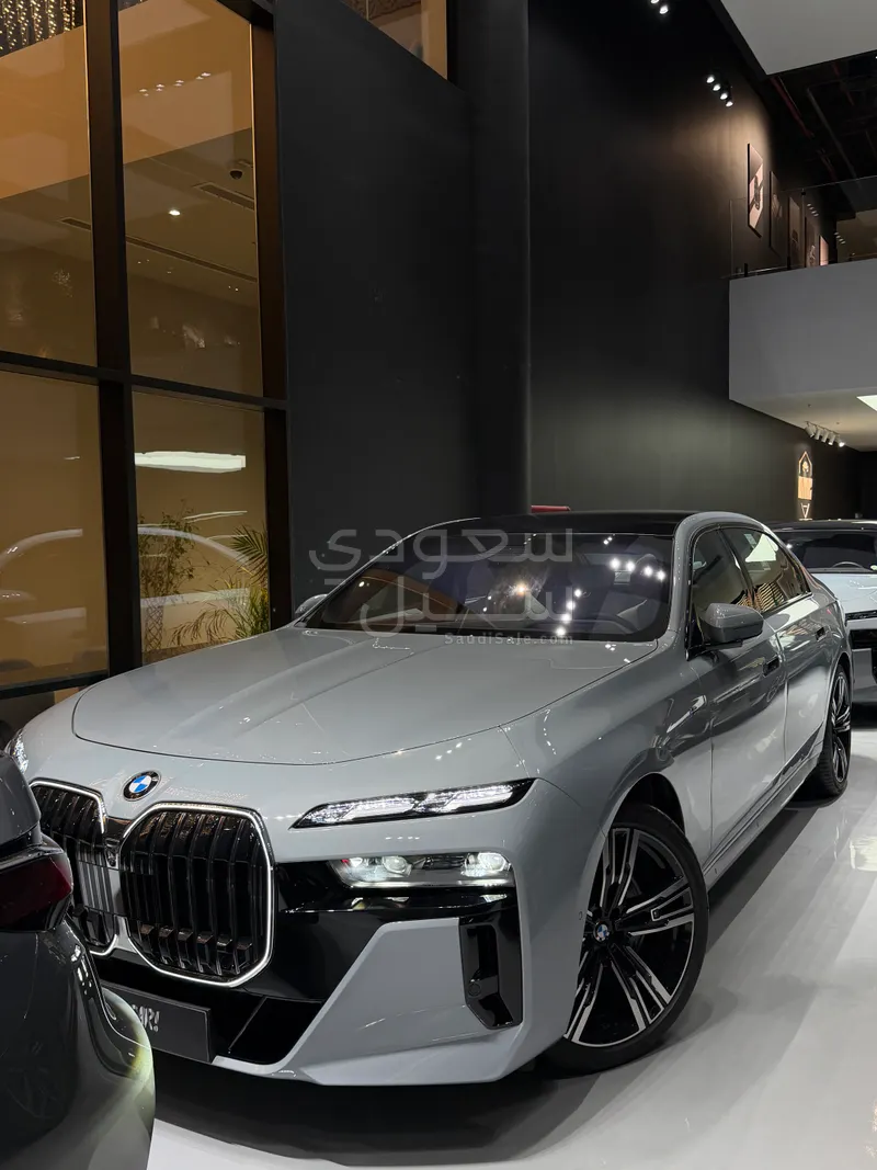 2026 بي ام دبليو الفئة السابعة 735أي