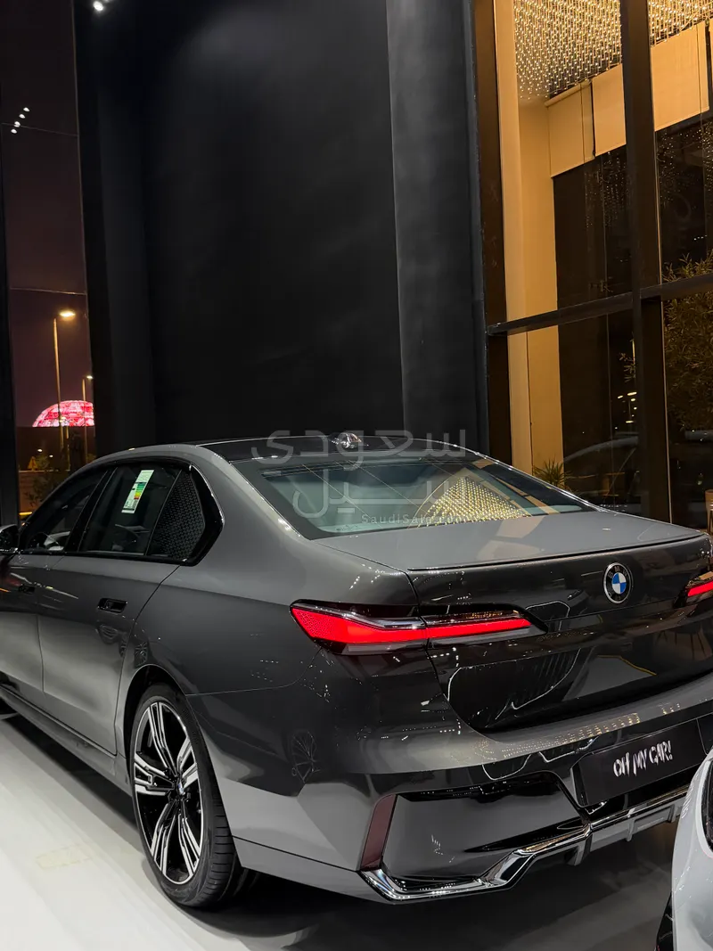 2026 بي ام دبليو الفئة السابعة 735أي