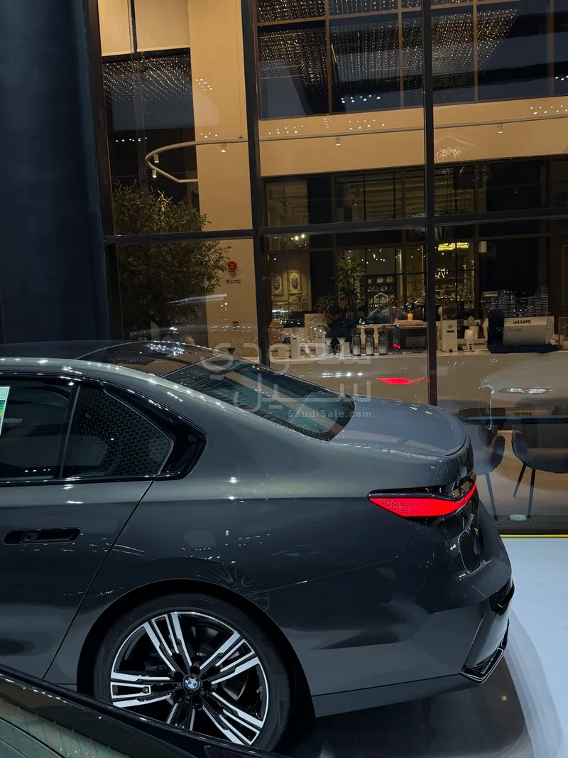 2026 بي ام دبليو الفئة السابعة 735أي