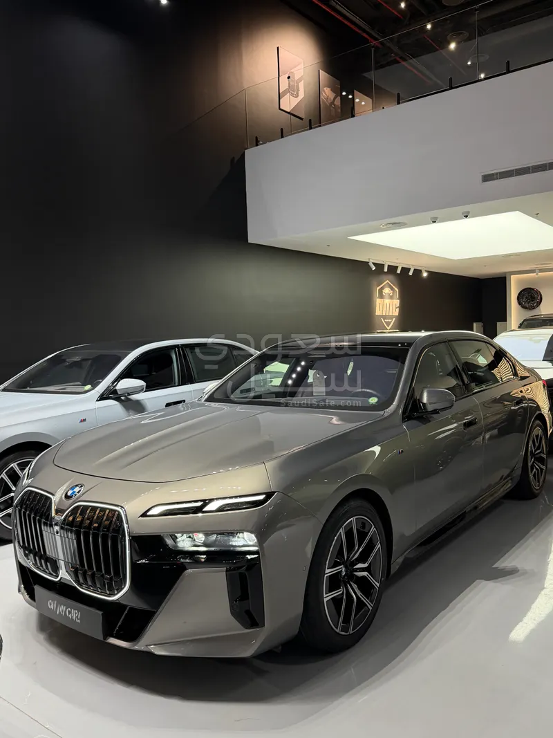 2025 بي ام دبليو الفئة السابعة 735أي