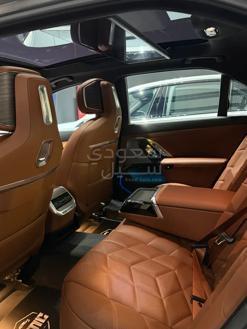 2025 بي ام دبليو الفئة السابعة 735أي