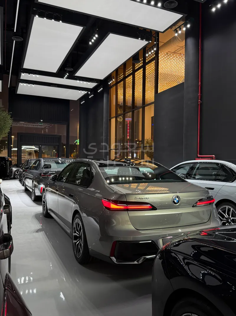 2025 بي ام دبليو الفئة السابعة 735أي