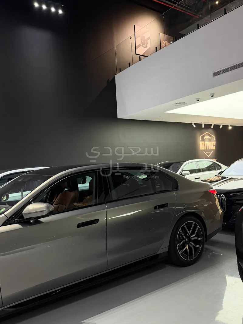 2025 بي ام دبليو الفئة السابعة 735أي