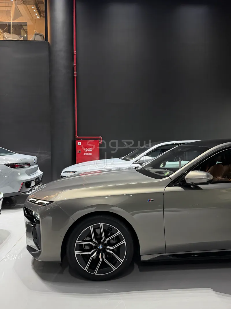 2025 بي ام دبليو الفئة السابعة 735أي