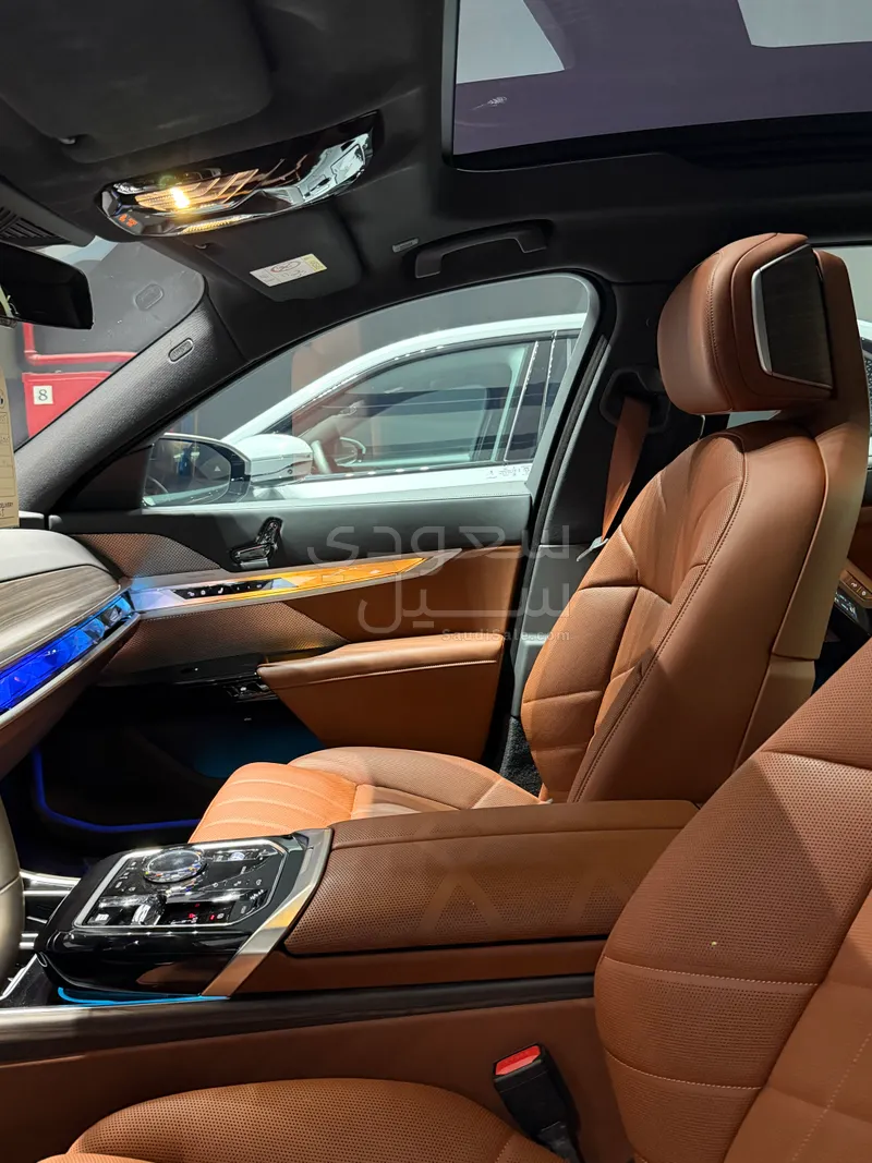 2025 بي ام دبليو الفئة السابعة 735أي