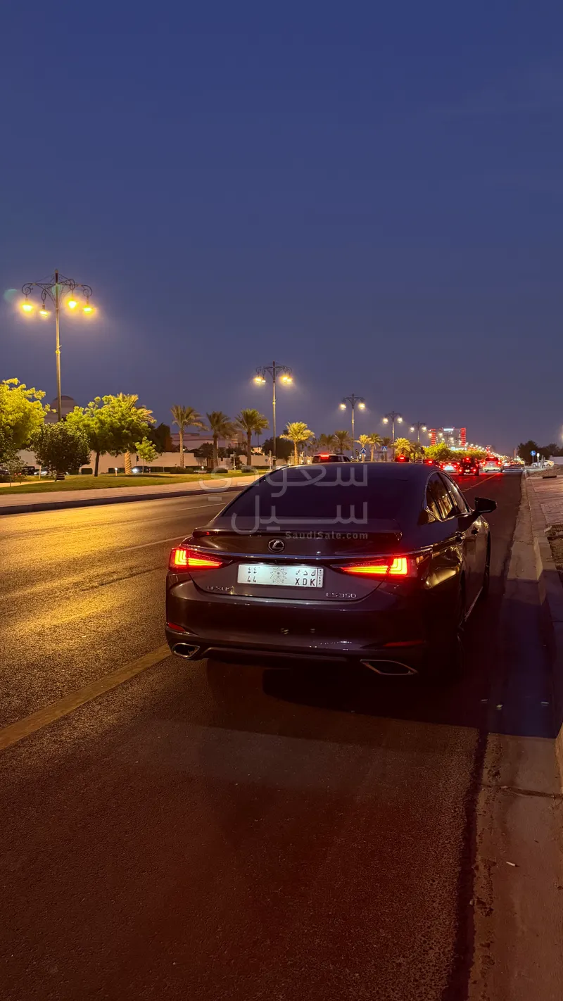 2025 لكزس إي إس 350