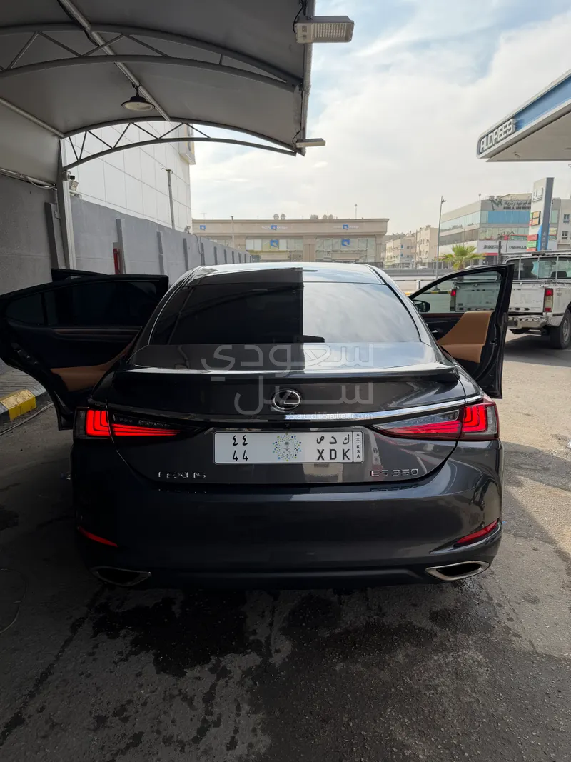 2025 لكزس إي إس 350