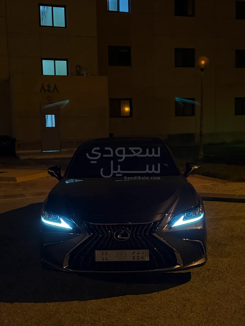 2025 لكزس إي إس 350