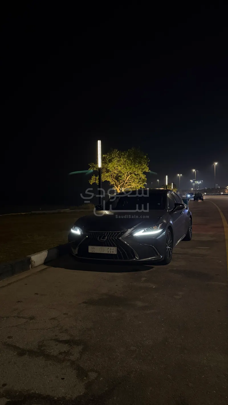 2025 لكزس إي إس 350