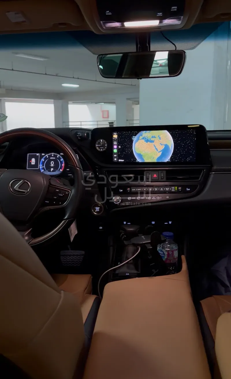 2025 لكزس إي إس 350