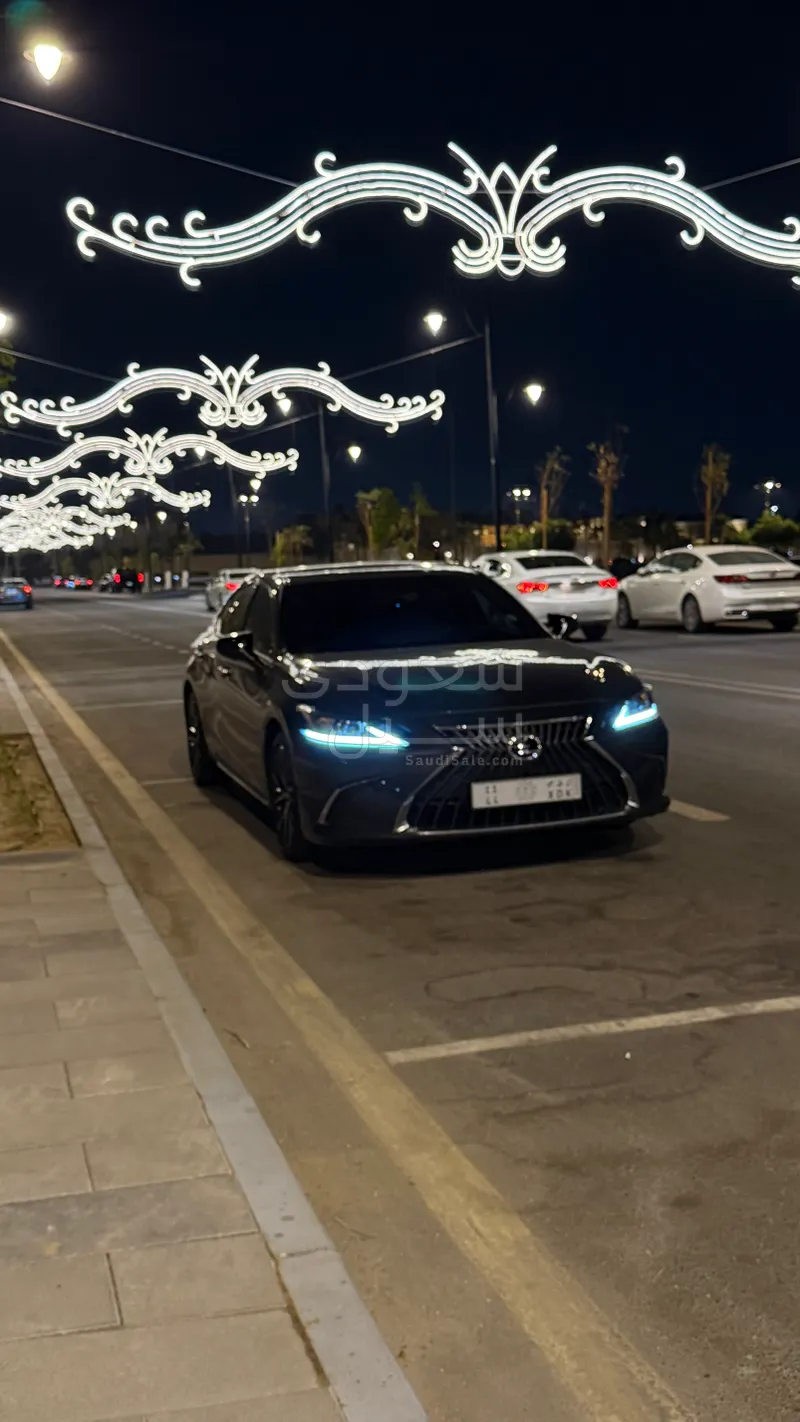 2025 لكزس إي إس 350